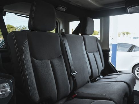 Used 2015 Jeep Wrangler Unlimited Rubicon w/ Connectivity Group image 28