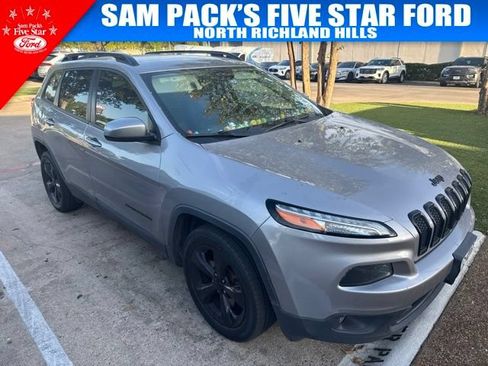 Used 2018 Jeep Cherokee Latitude w/ Altitude Package FWD image 3