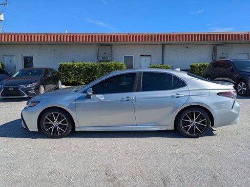 Used 2021 Toyota Camry SE w/ Convenience Package image 4