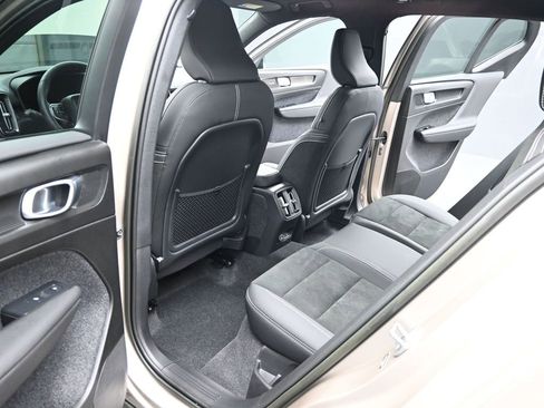 Used 2023 Volvo XC40 Recharge Ultimate image 12