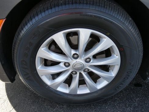 Used 2017 Chrysler Pacifica Touring-L image 10