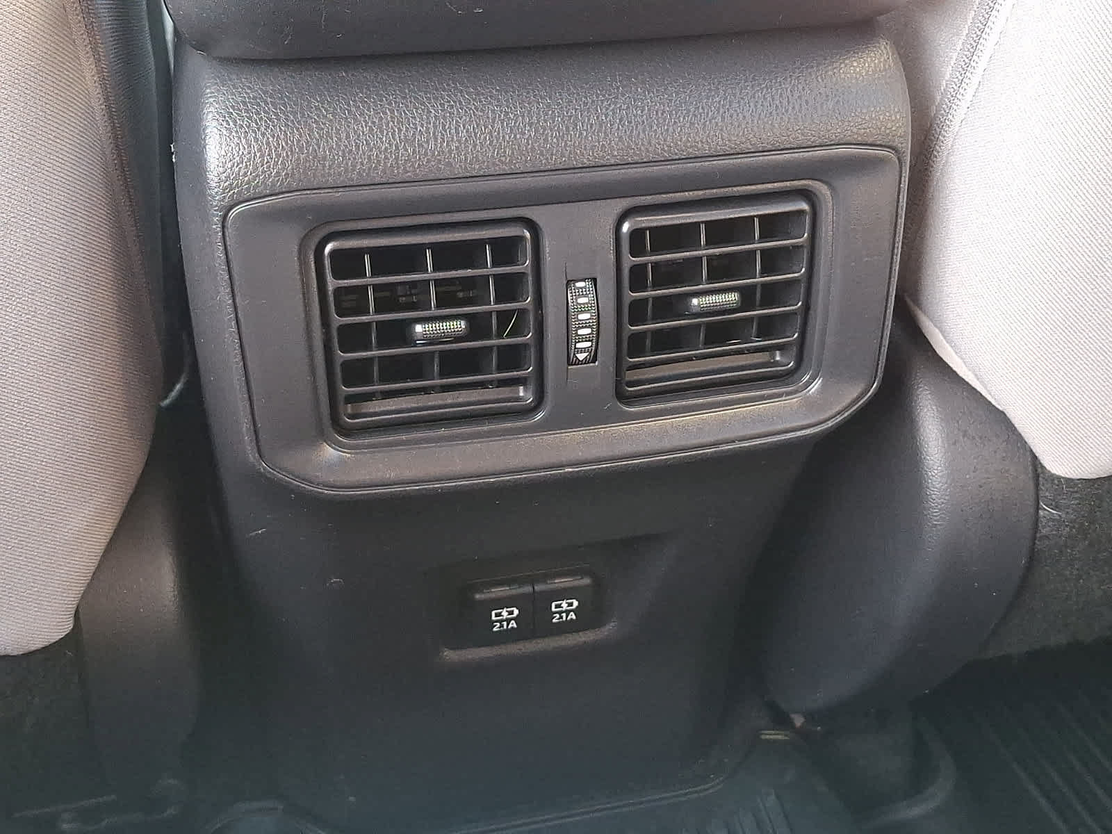 Used 2019 Toyota RAV4 XLE w/ Convenience Package FWD image 12