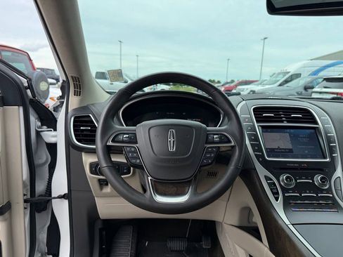 Used 2019 Lincoln Nautilus Reserve FWD image 16