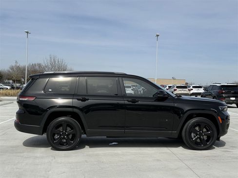 Used 2022 Jeep Grand Cherokee L Laredo image 3