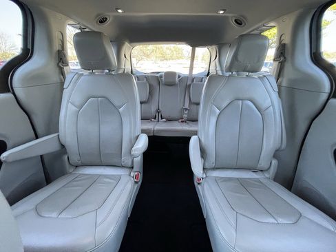 Used 2021 Chrysler Pacifica Touring-L image 32