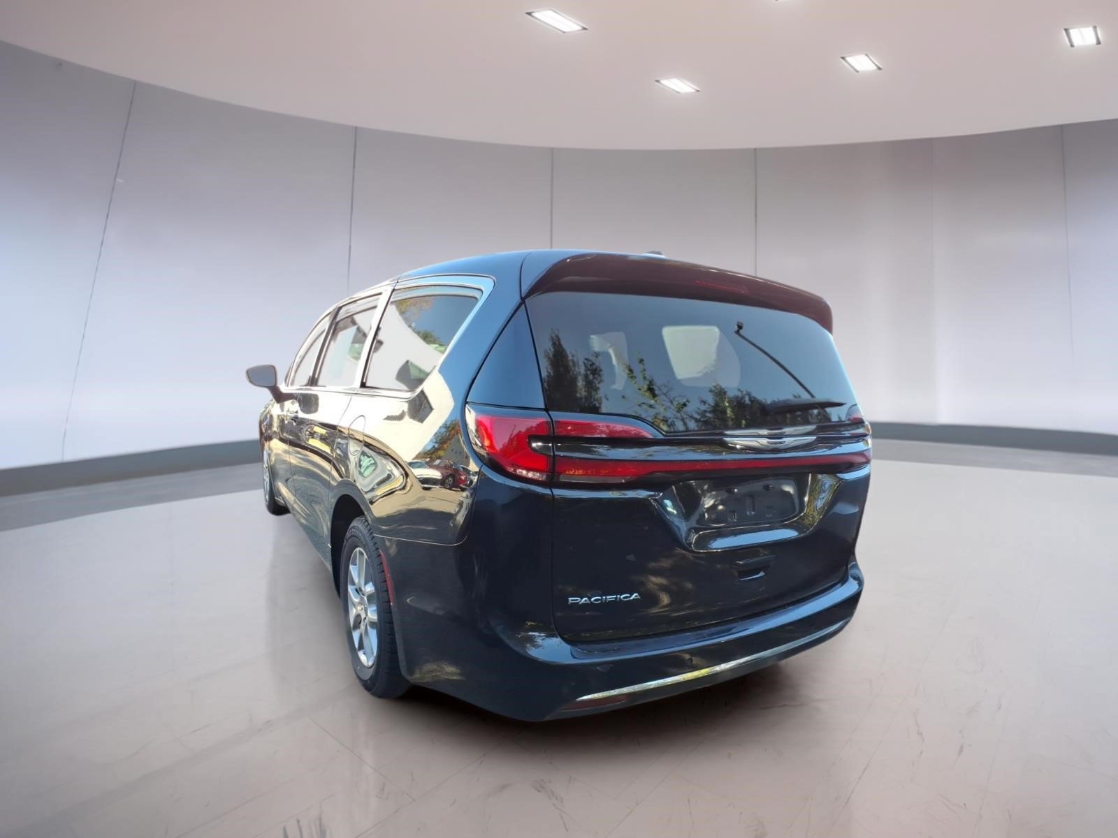 Used 2025 Chrysler Pacifica Select FWD image 3