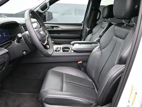 Used 2025 Jeep Wagoneer Series II w/ 8-Passenger Seating Package AWD/4WD image 15