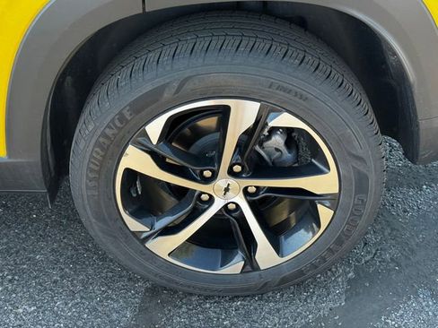 Used 2024 Chevrolet Trax RS w/ Sunroof Package FWD image 11