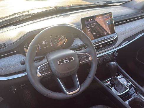 Used 2023 Jeep Compass Latitude image 23