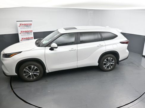 Used 2024 Toyota Highlander XLE AWD/4WD image 13