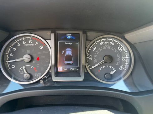 Used 2022 Toyota Tacoma TRD Off-Road AWD/4WD image 21