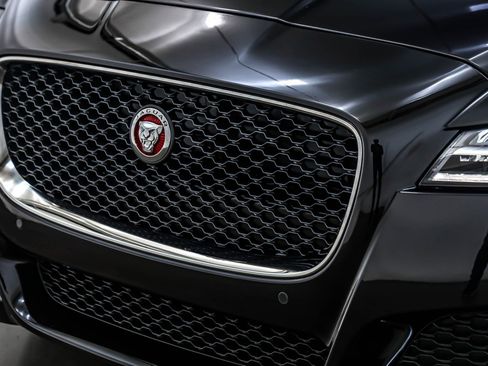Used 2020 Jaguar XF Prestige image 12