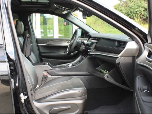 Used 2026 Jeep Grand Cherokee Altitude AWD/4WD image 25