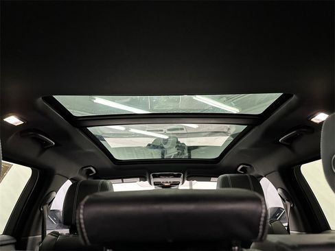 Used 2018 Land Rover Range Rover Velar R-Dynamic SE image 22