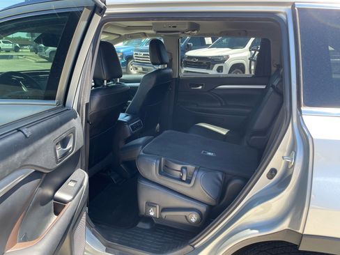 Used 2018 Toyota Highlander XLE FWD image 17