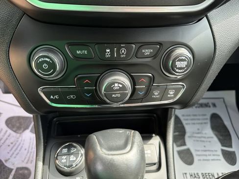 Used 2020 Jeep Cherokee Trailhawk AWD/4WD image 22