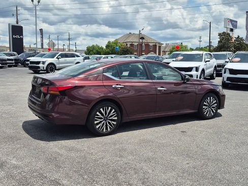 Used 2024 Nissan Altima 2.5 SV FWD image 2