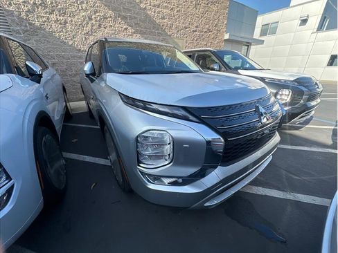 Used 2025 Mitsubishi Outlander 4WD Plug-In Hybrid image 2