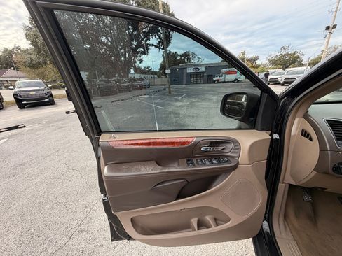 Used 2013 Chrysler Town & Country Touring-L w/ Premium Group image 16