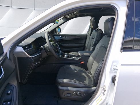 New 2025 Jeep Grand Cherokee Altitude image 10