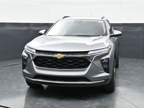 Used 2025 Chevrolet Trax LT FWD image 2