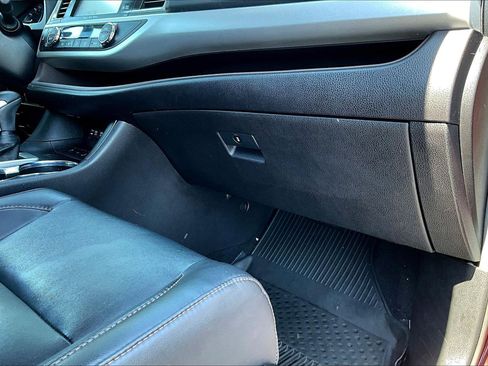 Used 2019 Toyota Highlander XLE AWD/4WD image 27
