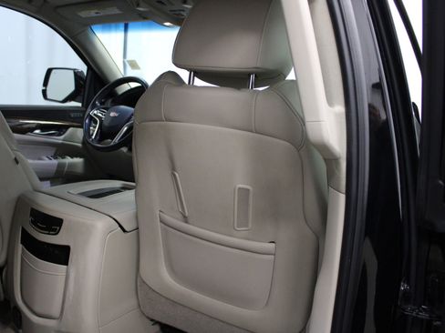 Used 2019 Cadillac Escalade Luxury image 30