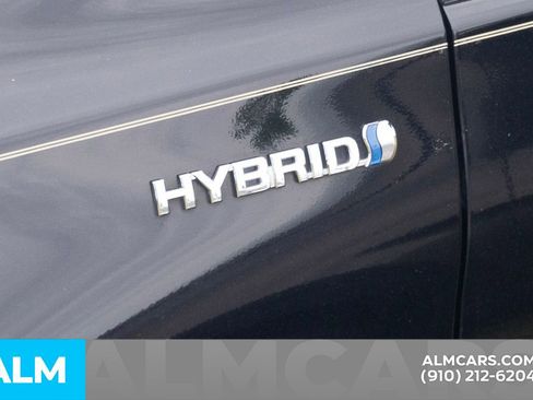 Used 2017 Toyota Camry XLE w/ Moonroof Package FWD image 10