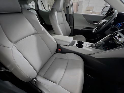 Used 2023 Toyota Venza LE image 31