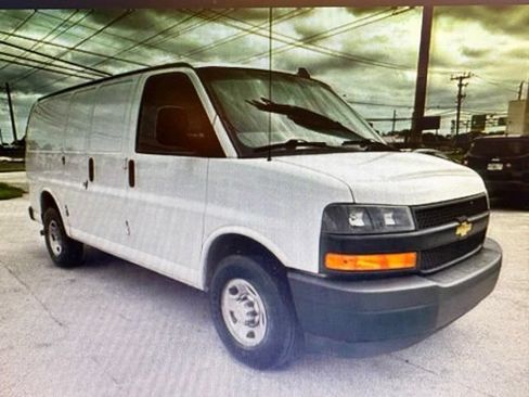 Used 2020 Chevrolet Express 2500 Extended RWD image 2