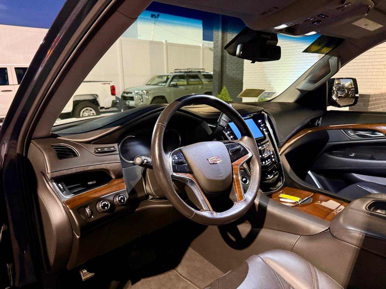 Used 2020 Cadillac Escalade Luxury AWD/4WD image 16