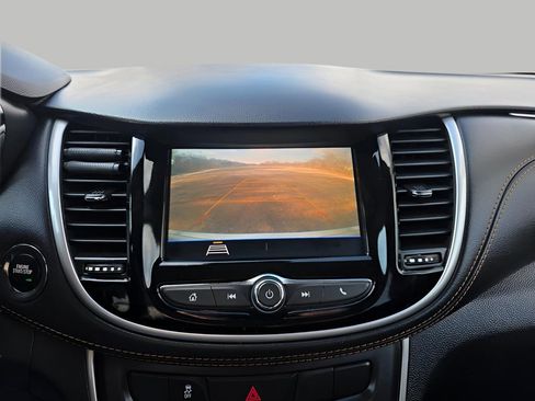 Used 2022 Chevrolet Trax LT w/ LT Convenience Package image 23