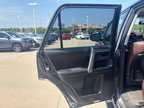 Used 2016 Toyota 4Runner Limited AWD/4WD image 38