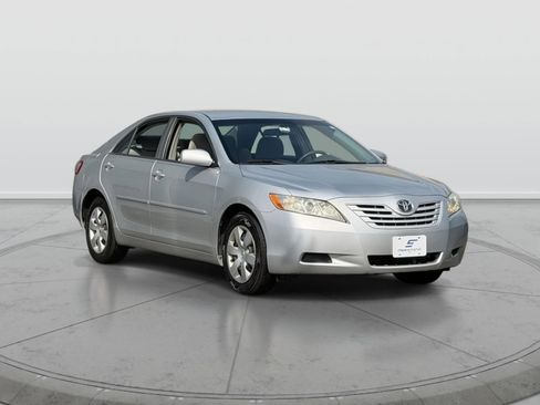 Used 2009 Toyota Camry LE image 1