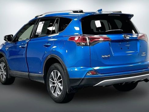 Used 2017 Toyota RAV4 XLE AWD/4WD image 6