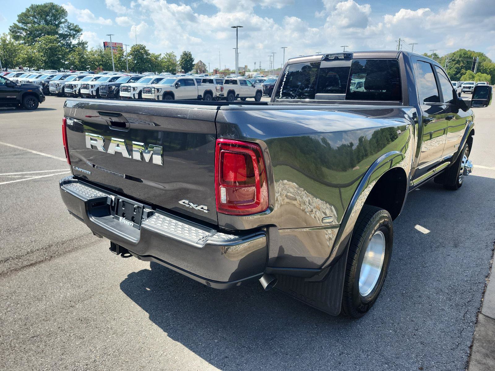 Used 2025 RAM 3500 Limited AWD/4WD image 3