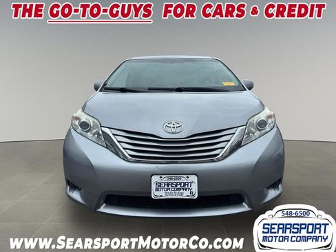 Used 2017 Toyota Sienna LE image 2