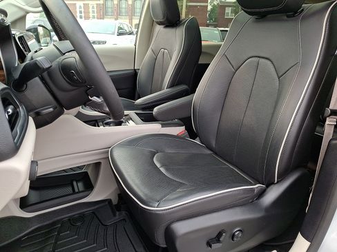 Used 2023 Chrysler Pacifica Limited FWD image 15