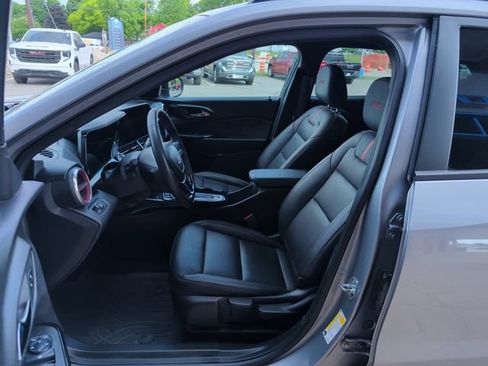 Used 2024 Chevrolet Trax RS w/ Sunroof Package FWD image 11