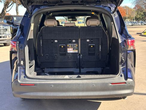 Used 2022 Toyota Sienna XLE image 10