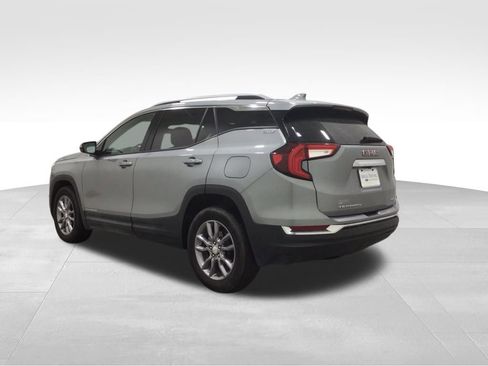 Used 2024 GMC Terrain SLT image 3