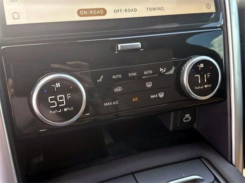 New 2025 Land Rover Discovery Dynamic SE image 23