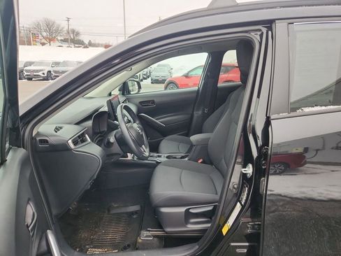 Used 2022 Toyota Corolla Cross LE image 9