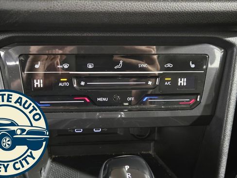 Used 2022 Volkswagen Tiguan SE w/ Panoramic Sunroof Package AWD/4WD image 15
