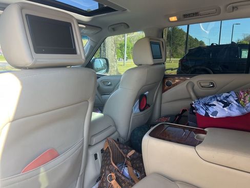 Used 2015 INFINITI QX80 2WD w/ Deluxe Technology Package image 4