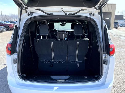 Used 2025 Chrysler Pacifica Select image 9