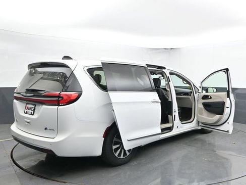 Used 2023 Chrysler Pacifica Limited FWD image 60