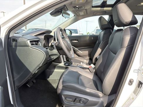 Used 2024 Toyota Corolla Cross XLE w/ Convenience Package FWD image 11