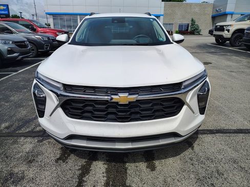 Used 2025 Chevrolet Trax LT w/ LT Convenience Package FWD image 2