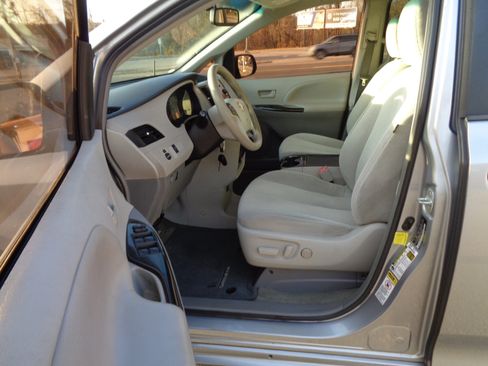 Used 2012 Toyota Sienna LE image 13